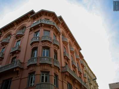 Elemento caratterizzante dell�edificio � la struttura angolare che crea una sorta di sinuosa continuit� tra le due facciate